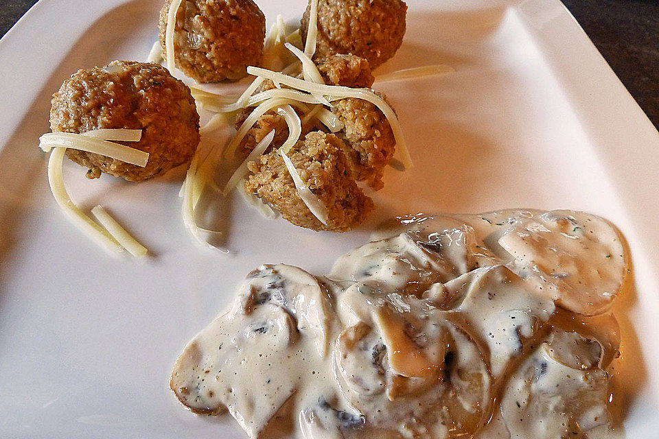 Grünkernknödel mit Champignonrahmsoße